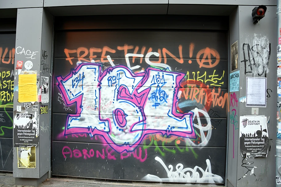 Graffiti «161» (Antifaschistsche Aktion) in Berlin-Friedrichshain, Oktober 2020.